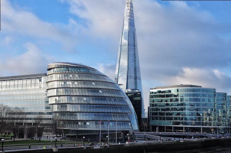 how much do nurses in london make